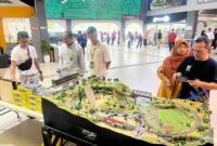 Caption : EVP 2 Bandung, Takdir Santoso saat melihat Diorama