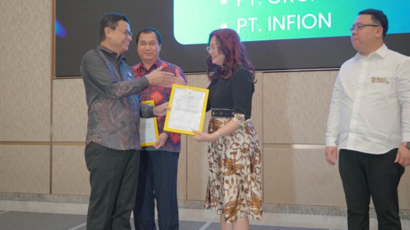 Kepala BPOM, Taruna Ikrar, menyerahkan sertifikat CPOB kepada Direktur Pengembangan Usaha Bio Farma, Yuliana Indriati, di Surabaya (25/02).