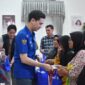 Wakil Bupati Sumedang M. Fajar Aldila saat memberikan bingkisan kepada warga di Bazar Tebus Murah TerdePAN dalam rangka Safari Ramadhan PAN di Halaman Gedung Negara Sumedang, Minggu (16/3/2025).