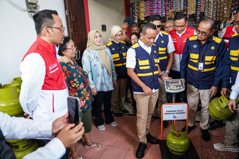 Menteri ESDM RI Bahlil Lahadalia meninjau salah satu pangkalan LPG 3 Kg di Surabaya, Selasa (25/3).