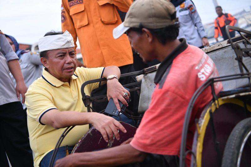 Sekda Jabar Herman Suryatman Cek Insentif Becak Di Cirebon, Sabtu (29/3).