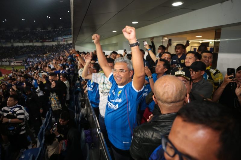 Wali Kota Bandung, Muhammad Farhan, yang hadir langsung di stadion, terlihat sumringah menyaksikan performa gemilang Persib, Sabtu (26/4).