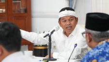 Gubernur Jawa Barat Dedi Mulyadi saat Rakor Perkeretaapian: Rencana Reaktivasi dan Pembangunan Jalur Kereta Api Baru di Bale Gedung Pakuan Kota Bandung, Selasa (15/4/2025).