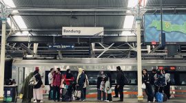 Penumpang Commuter Line di Stasiun Bandung.