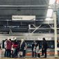 Penumpang Commuter Line di Stasiun Bandung.