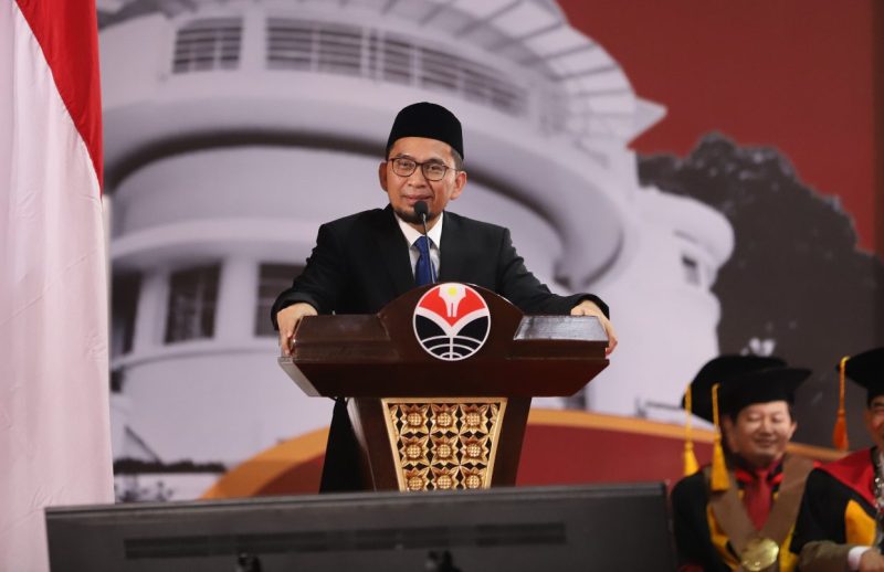 Ustad Adi Hidayat melakukan orasi ilmiah dalam acara Dies Natalis ke-71 UPI di Bandung, Senin (20/10).