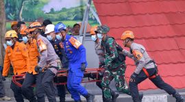 Simulasi tanggap bencana di apel kesiapsiagaan bencana Pemprov Jabar di depan Gedung Sate, Bandung, Rabu (5/11).