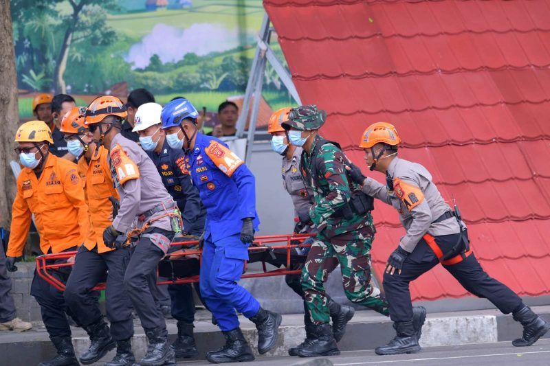 Simulasi tanggap bencana di apel kesiapsiagaan bencana Pemprov Jabar di depan Gedung Sate, Bandung, Rabu (5/11).