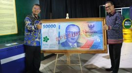 Wagub Jabar Erwan Setiawan dan Deputi Gubernur Bank Indonesia Ricky Perdana Gozali di Acara Cinta Rupiah Adalah Bentuk Nyata Cinta Tanah Air di Telkom University, Kab. Bandung, Jumat (7/11).