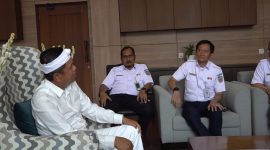 Gubernur Jabar Dedi Mulyadi dan Dirut KAI Bobby Rasyidin bahas kereta api di Gedung Sate, Bandung, Jumat (7/11).