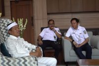 Gubernur Jabar Dedi Mulyadi dan Dirut PT KAI Boby Rasyidin di Gedung Sate, Bandung, Jumat (7/11)