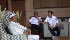 Gubernur Jabar Dedi Mulyadi dan Dirut PT KAI Boby Rasyidin di Gedung Sate, Bandung, Jumat (7/11)