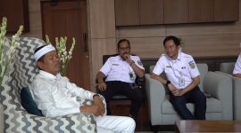 Gubernur Jabar Dedi Mulyadi dan Dirut PT KAI Boby Rasyidin di Gedung Sate, Bandung, Jumat (7/11)