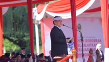 Sekda jabar Herman Suryatman memimpin upacara peringatan hari pahlawan di Gedung Sate, Bandung, Senin (10/110