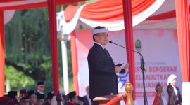 Sekda jabar Herman Suryatman memimpin upacara peringatan hari pahlawan di Gedung Sate, Bandung, Senin (10/110