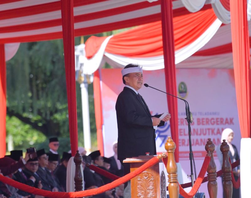 Sekda jabar Herman Suryatman memimpin upacara peringatan hari pahlawan di Gedung Sate, Bandung, Senin (10/110