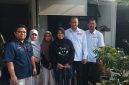 Olivia Yuliana (tengah) bersama kerabat dan Wakil Rektor Bidang Kemahasiswaan, Alumni dan Bisnis, Prof. Dr. phil. Yudi Sukmayadi, M.Pd., didampingi Wakil Dekan Bidang Kemahasiswaan FPOK, Dr. Dian Budiana, M.Pd.,