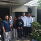 Olivia Yuliana (tengah) bersama kerabat dan Wakil Rektor Bidang Kemahasiswaan, Alumni dan Bisnis, Prof. Dr. phil. Yudi Sukmayadi, M.Pd., didampingi Wakil Dekan Bidang Kemahasiswaan FPOK, Dr. Dian Budiana, M.Pd.,