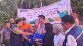 Komisaris Bio Farma, Relly Reagen (ketiga dari kiri) menyerahkan bantuan kepada masyarakat terdampak bencana di
Padang, Sumatera Barat (02/12).