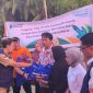 Komisaris Bio Farma, Relly Reagen (ketiga dari kiri) menyerahkan bantuan kepada masyarakat terdampak bencana di
Padang, Sumatera Barat (02/12).