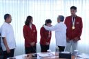 Rektor Universitas Pendidikan Indonesia (UPI) Didi Sukyadi memberikan penghargaan istimewa kepada mahasiswa berprestasi yang meraih medali pada ajang SEA Games 2025 di Bandung, Senin (12/1).