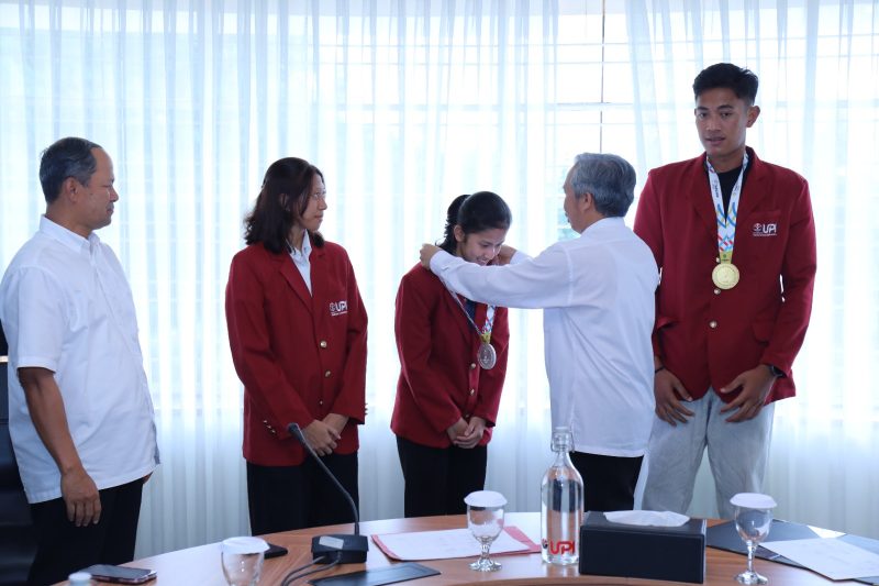 Rektor Universitas Pendidikan Indonesia (UPI) Didi Sukyadi memberikan penghargaan istimewa kepada mahasiswa berprestasi yang meraih medali pada ajang SEA Games 2025 di Bandung, Senin (12/1).