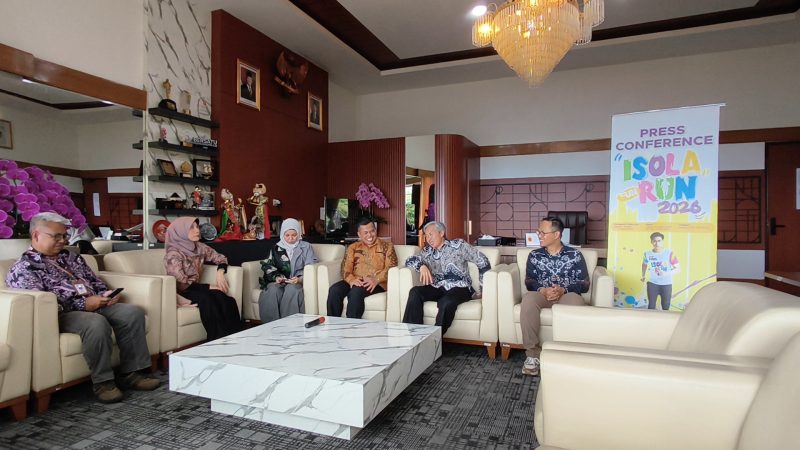 Rektor Didi Sukyadi memberikan keterangan saat konferensi pers peluncuran Isola Fun Run 2026 di Kampus Universitas Pendidikan Indonesia, Bandung, Jumat (6/3). Ajang lari santai sejauh 5 kilometer yang terbuka untuk masyarakat umum tersebut akan digelar pada 11 April 2026 dan bertujuan mendorong gaya hidup sehat sekaligus menggalang dana abadi kampus.
