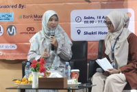 Founder Motiva Consulting Surabaya, Sovia Sahid, M.Psi., Psikolog memberikan parenting class di Hotel Shakti, Bandung, Sabtu (18/4).