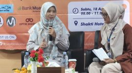 Founder Motiva Consulting Surabaya, Sovia Sahid, M.Psi., Psikolog memberikan parenting class di Hotel Shakti, Bandung, Sabtu (18/4).