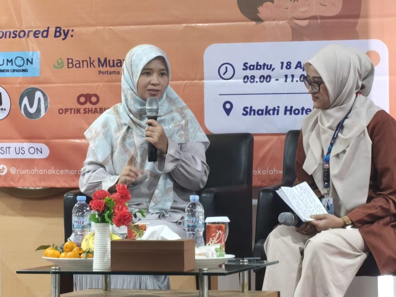 Founder Motiva Consulting Surabaya, Sovia Sahid, M.Psi., Psikolog memberikan parenting class di Hotel Shakti, Bandung, Sabtu (18/4).