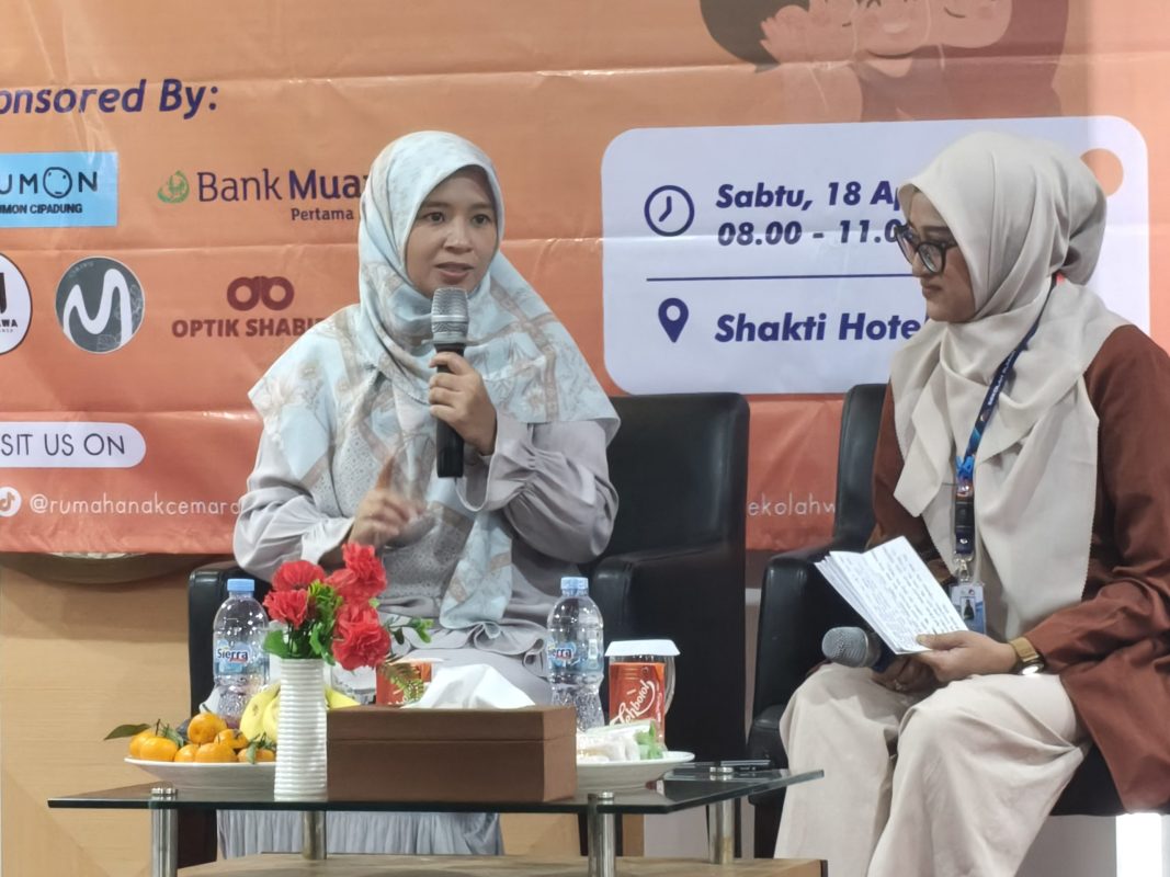 Founder Motiva Consulting Surabaya, Sovia Sahid, M.Psi., Psikolog memberikan parenting class di Hotel Shakti, Bandung, Sabtu (18/4).