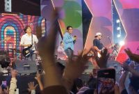 Charlie Van Houten tampil di Trisakti Fest yang digelar Aria Production di Plaza Soekarno, Lapangan Saparua, Kota Bandung, Kamis (11/6) malam.