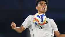 Kakang Rudianto of Indonesia U23 controls the ball during the Mandiri Cup final between Vietnam U23 and Indonesia U23 at Gelora Bung Karno Stadium on July 29, 2025 in Jakarta, Indonesia.