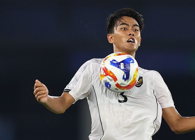 Kakang Rudianto of Indonesia U23 controls the ball during the Mandiri Cup final between Vietnam U23 and Indonesia U23 at Gelora Bung Karno Stadium on July 29, 2025 in Jakarta, Indonesia.