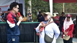 Wakil Bupati Sumedang M. Fajar Aldila ikuti rangkaian hiburan dan permainan dalam rangka HUT ke-81 Republik Indonesia yang digelar di Lapangan Sepak Bola Cibeureum Wetan, Minggu (30/8/2026).
