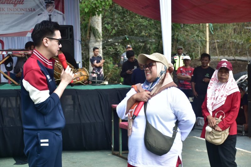 Wakil Bupati Sumedang M. Fajar Aldila ikuti rangkaian hiburan dan permainan dalam rangka HUT ke-81 Republik Indonesia yang digelar di Lapangan Sepak Bola Cibeureum Wetan, Minggu (30/8/2026).
