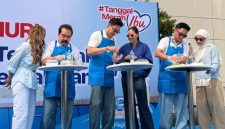 Sejumlah figur publik seperti, Adam Suseno bersama Inul Daratista, Darius Sinathrya bersama Donna Agnesia, serta Ananda Omesh bersama Dian Ayu Lestari tengah membuat sarapan untuk istri di Trans Studio Mall, Bandung, Minggu (27/9).