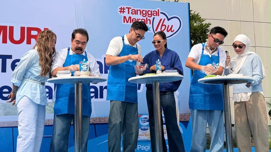 Sejumlah figur publik seperti, Adam Suseno bersama Inul Daratista, Darius Sinathrya bersama Donna Agnesia, serta Ananda Omesh bersama Dian Ayu Lestari tengah membuat sarapan untuk istri di Trans Studio Mall, Bandung, Minggu (27/9).