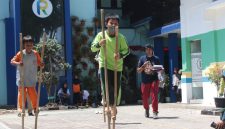 Pelajar tengah mengikuti pertandingan olah raga tradisional di Festival Olahraga Tradisional Rancasari untuk Kenalkan Permainan Rakyat kepada Generasi Muda.